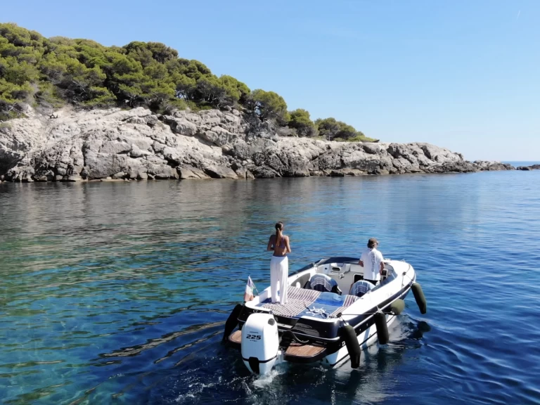 Noleggiare una Tullio-Abbate Mito 23 a Monaco