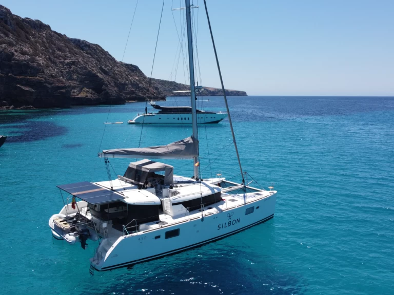 Catamarano a noleggio a Santa Eulària des Riu al miglior prezzo