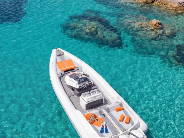 Barca a motore a noleggio a Marina di Portisco al miglior prezzo