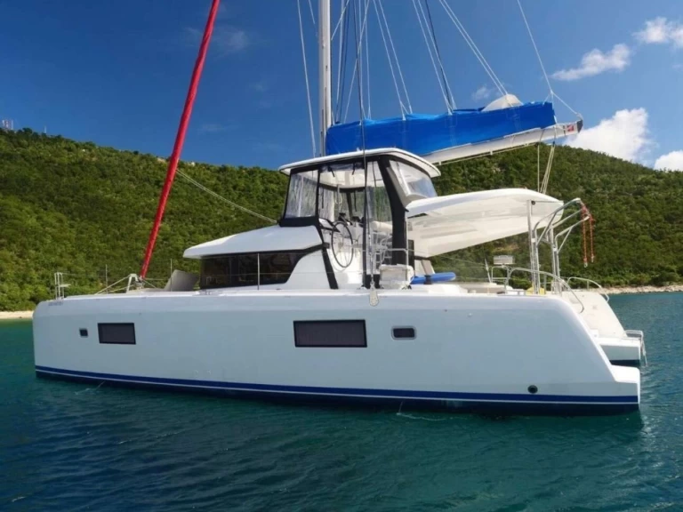 Noleggiare una Lagoon Lagoon 42, 2020,  Air Condition, Generator, Water maker, Solar panel, Only with skipper, 2 SUP offered free a Nikiána