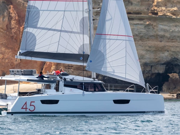Noleggio Catamarano Fountaine Pajot con patente nautica