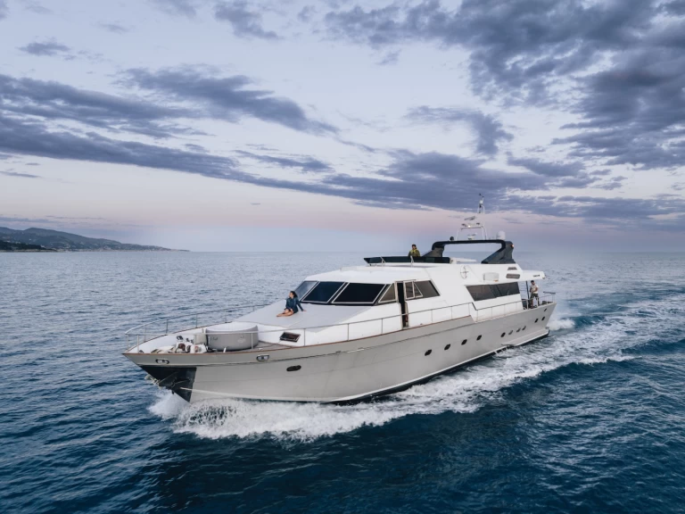 Noleggiare una Canados Canados 90' a Monaco-Ville