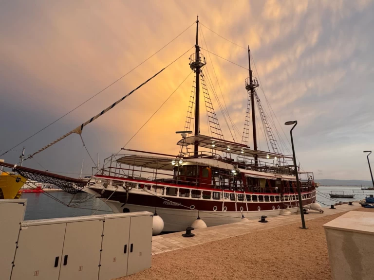 Barca a motore a noleggio a Almissa al miglior prezzo