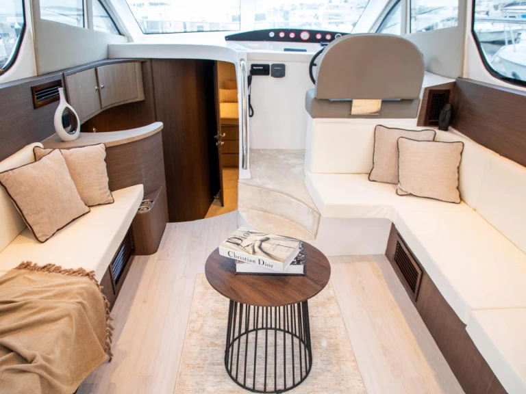 Noleggio Barca a motore Hatteras con patente nautica