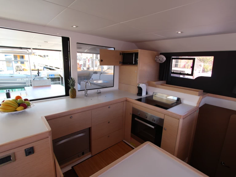 Noleggiare una Dufour Dufour Catamarans 48 Sail a Cecina