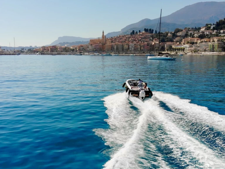 Barca a motore a noleggio a Saint-Jean-Cap-Ferrat al miglior prezzo