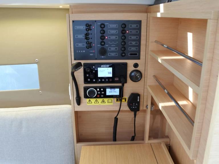 Noleggiare una Bénéteau Oceanis 30.1 a Barcellona