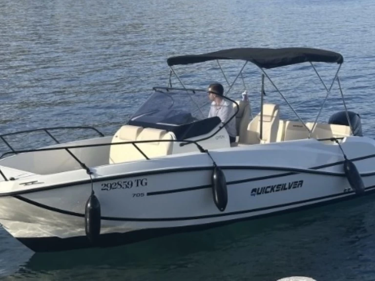 Barca a motore a noleggio a Seget Vranjica al miglior prezzo