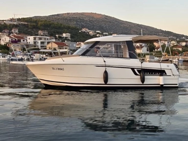 Noleggio Barca a motore Jeanneau con patente nautica