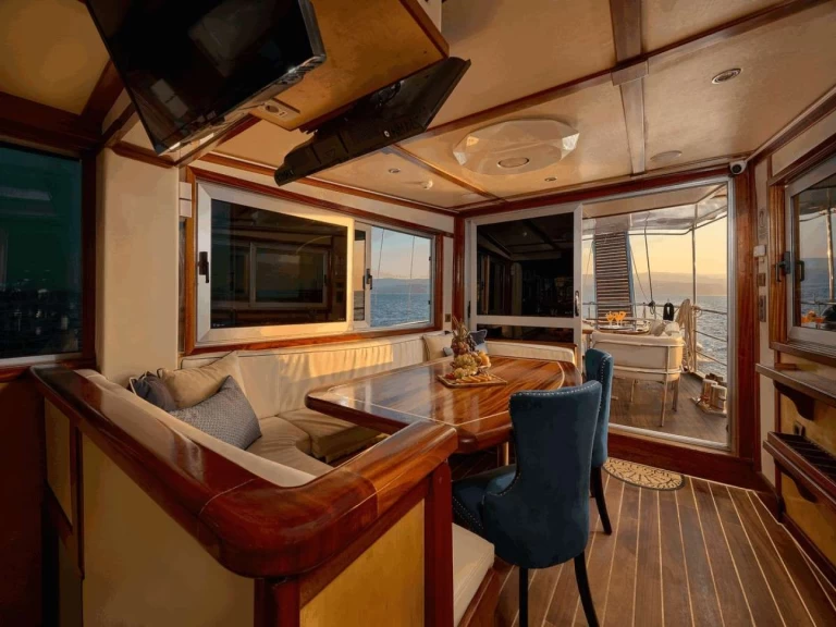  Custom Built Aluminum Cutter TREBENNA da affittare a  Spalato