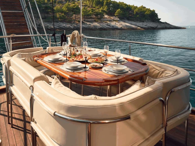 Noleggiare una  Custom Built Aluminum Cutter TREBENNA a Croazia