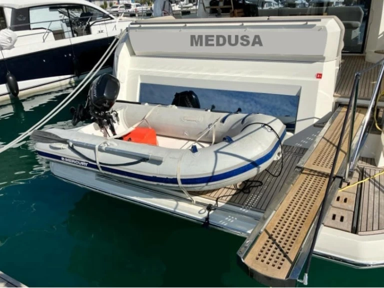 Noleggiare una Jeanneau Prestige 520 Flybridge - 3 + 1 cab. a Spalato