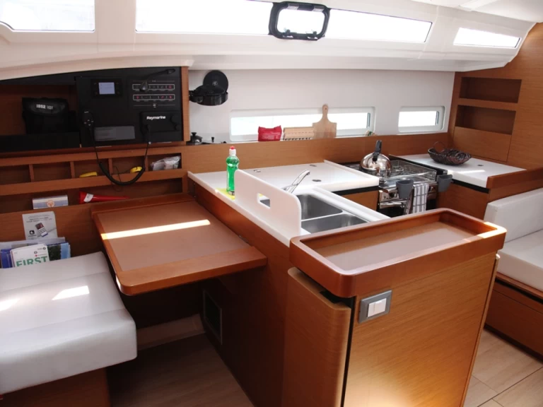 Noleggio barche Jeanneau Sun Odyssey 410 a Benítses su Samboat