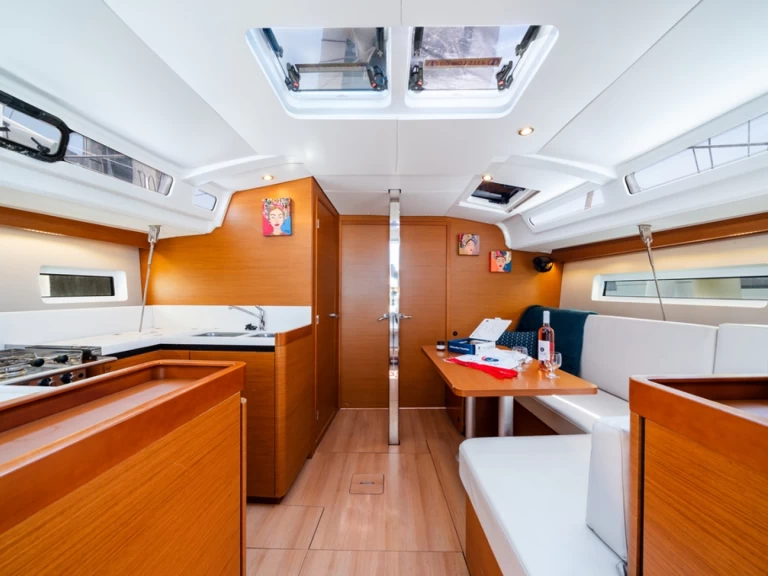 Noleggio barche Jeanneau Sun Odyssey 440 a Lávrio su Samboat