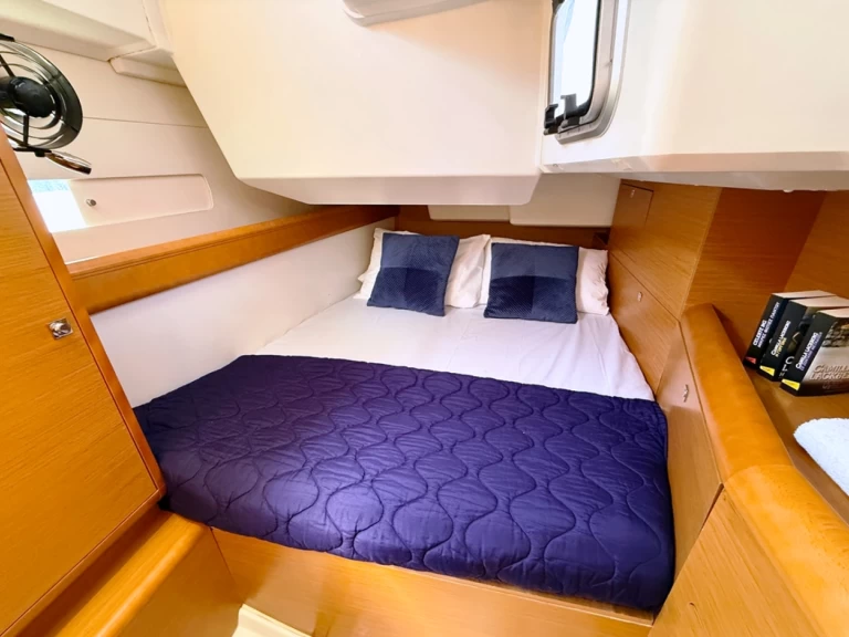 Noleggio Barca a vela Jeanneau con patente nautica