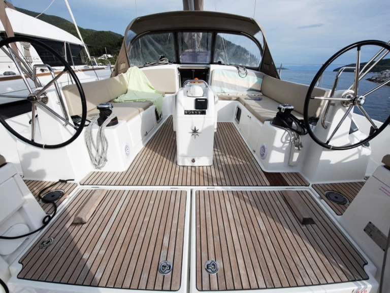 Noleggiare una Jeanneau Sun Odyssey 490 a Neo Klima