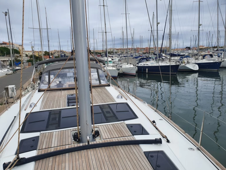 Noleggiare una Dufour Dufour 520 Grand Large a Gouviá