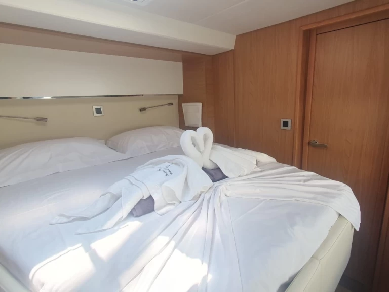 Catamarano a noleggio a Lávrio al miglior prezzo