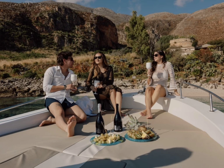 Noleggio Barca a motore con o senza skipper LIVER a Castellammare del Golfo