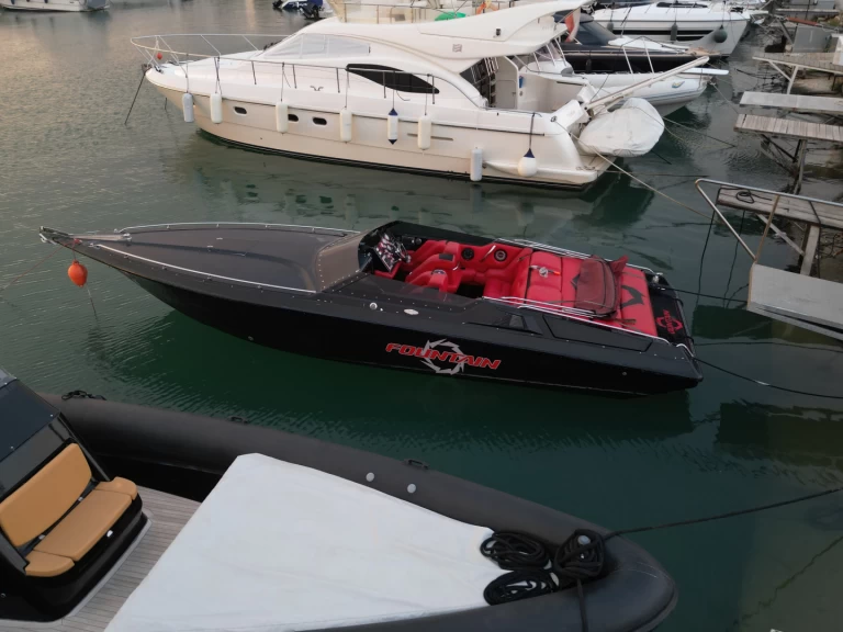 Noleggiare una Fountain Fever 29 a Glyfáda