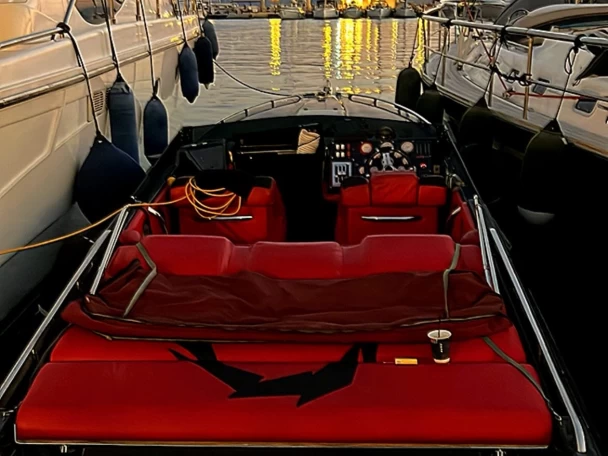 Barca a motore a noleggio a Glyfáda al miglior prezzo