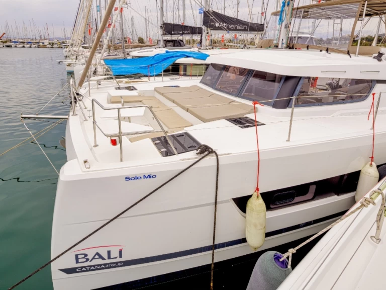 Catamarano a noleggio a Néa Péramos al miglior prezzo