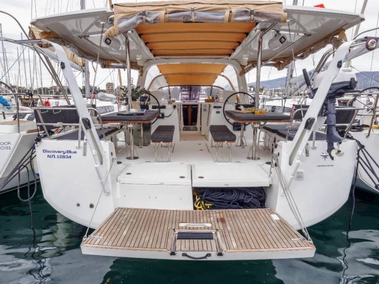 Barca a vela a noleggio a Néa Péramos al miglior prezzo