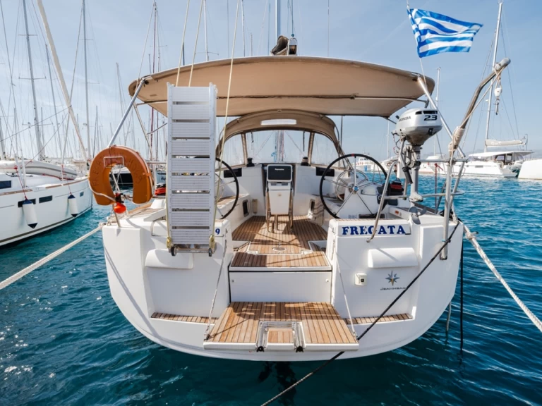 Noleggiare una Jeanneau Sun Odyssey 439 a Lávrio