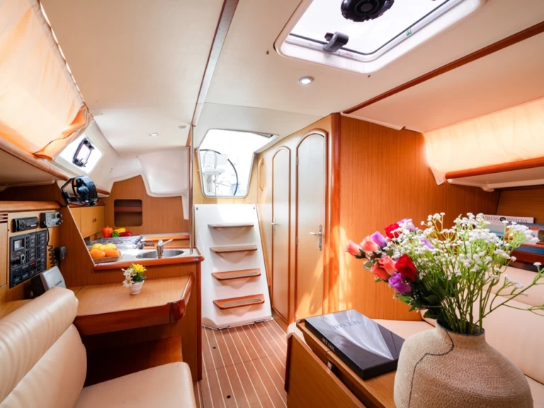 Noleggiare una Jeanneau Sun Odyssey 32i a Lávrio