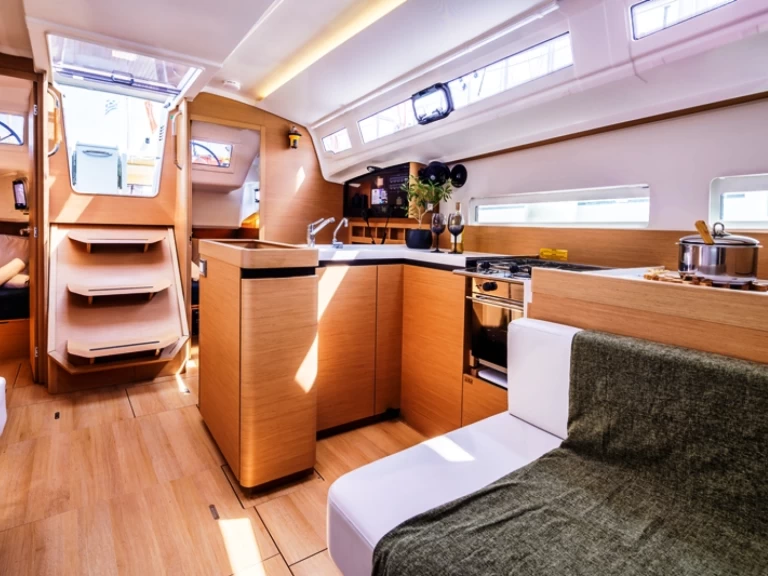 Noleggio Barca a vela Jeanneau con patente nautica