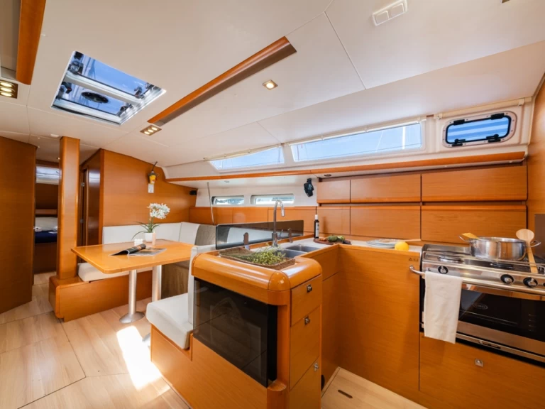 Noleggio Barca a vela Jeanneau con patente nautica