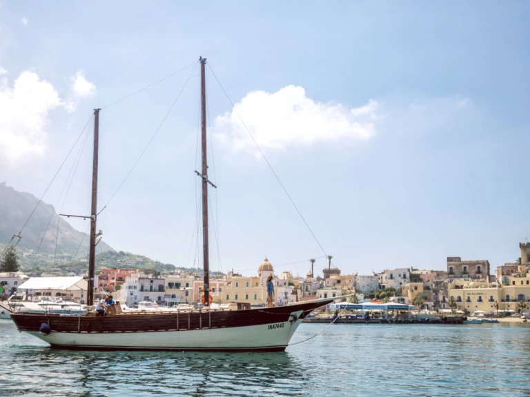 Barca a vela a noleggio a Forio al miglior prezzo