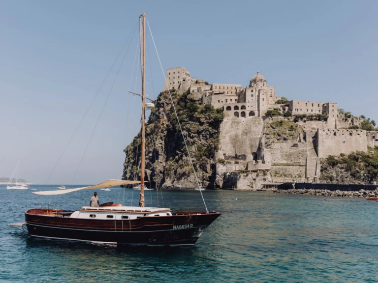 Barca a vela a noleggio a Forio al miglior prezzo