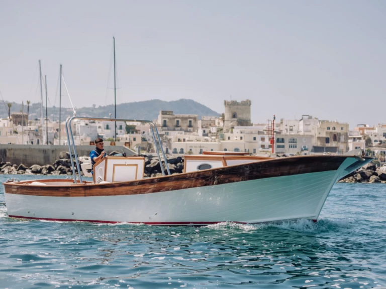 Noleggio Barca a motore con o senza skipper O.P Nautica  a Forio