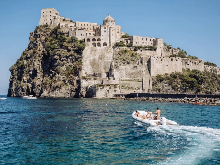 Noleggiare una Alson 750 a Forio