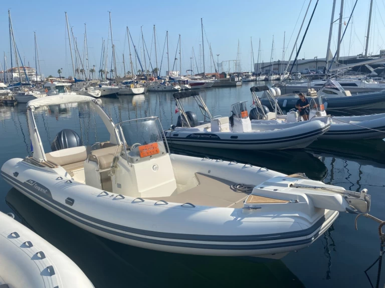 Noleggiare una Capelli Tempest 775 a Port de Saint-Cyprien Méditerranée