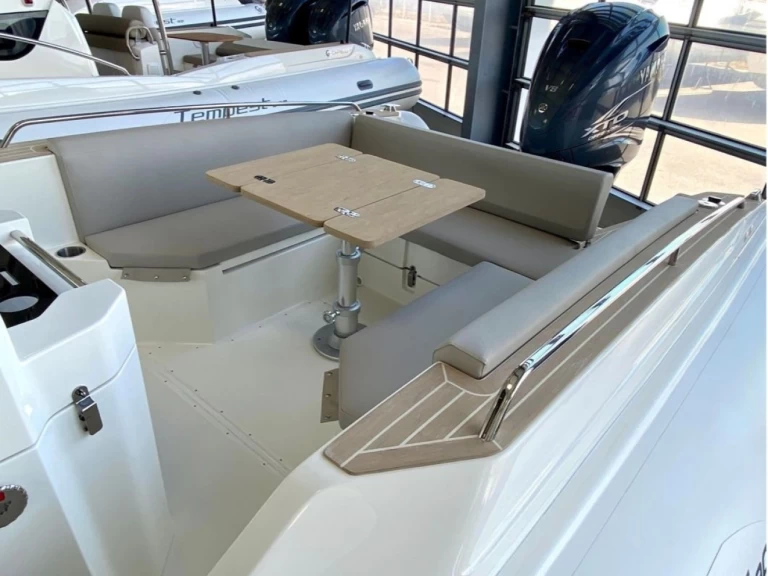 Noleggiare una Capelli Tempest 900 a Port de Saint-Cyprien Méditerranée