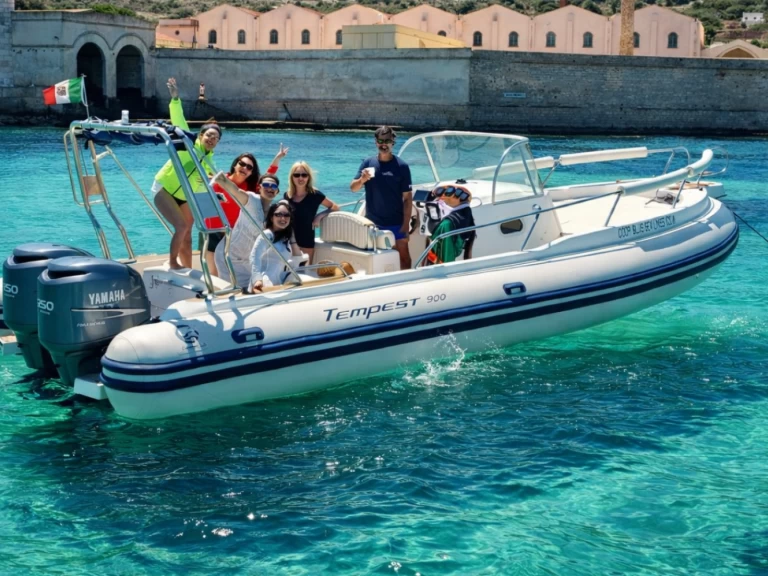 Noleggiare una Capelli Tempest 900 WA a Trapani