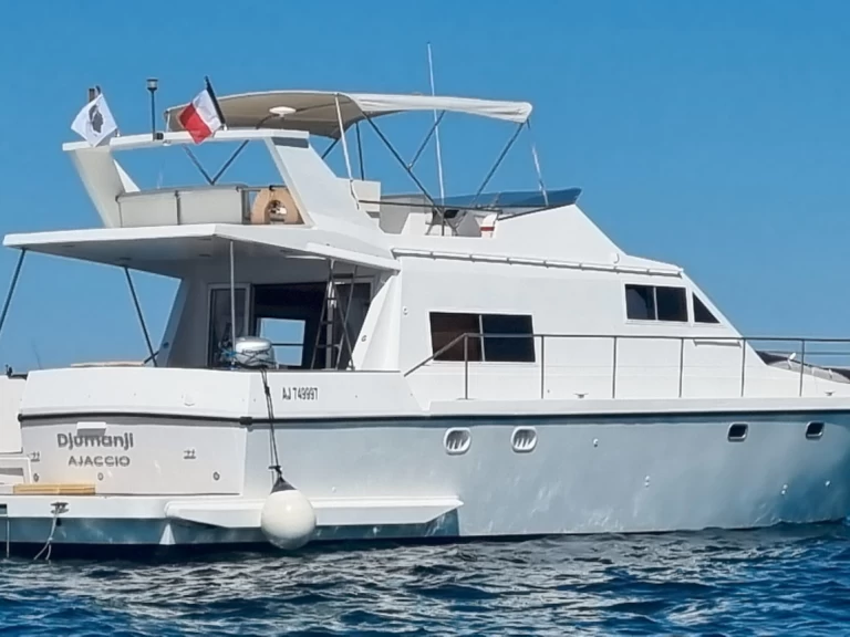 Noleggio Yacht di lusso Guy Couach con patente nautica