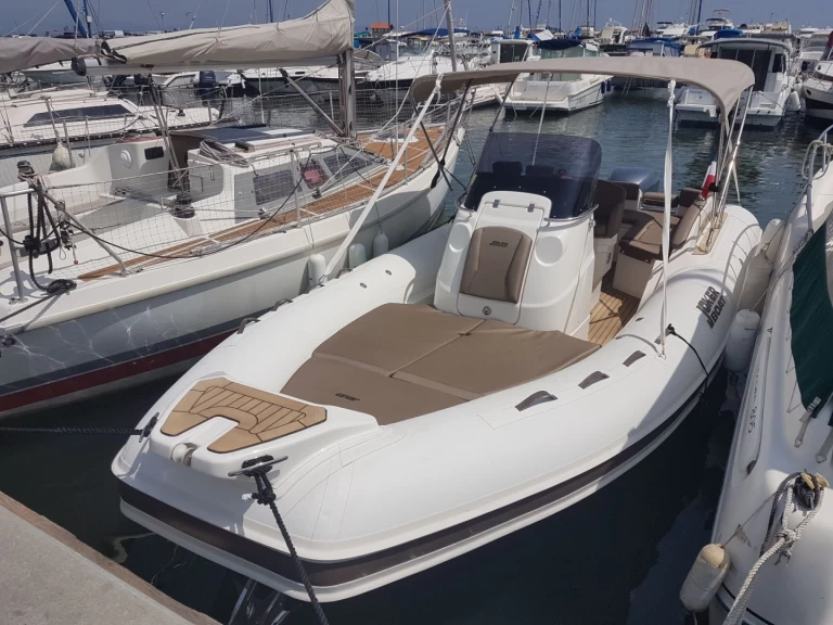 Noleggio Gommone Joker Boat con patente nautica