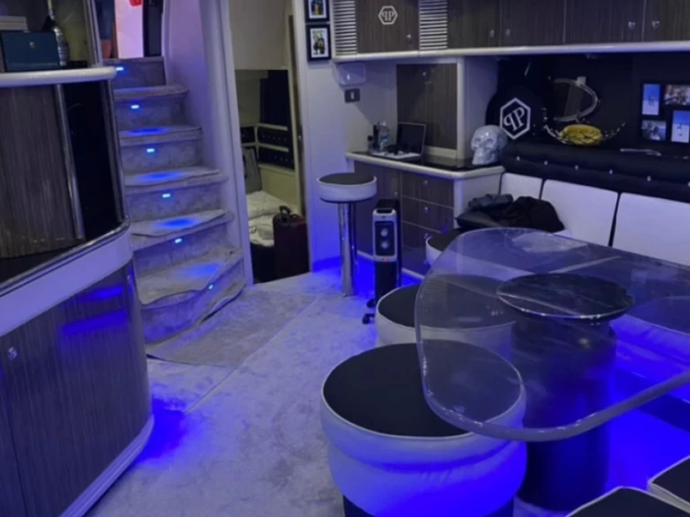 Sunseeker Predator 63 da affittare a  Saint-Tropez