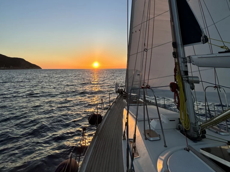 Barca a vela a noleggio a Teulada al miglior prezzo