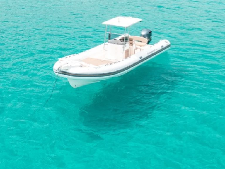 Barca a motore a noleggio a Poltu Quatu al miglior prezzo
