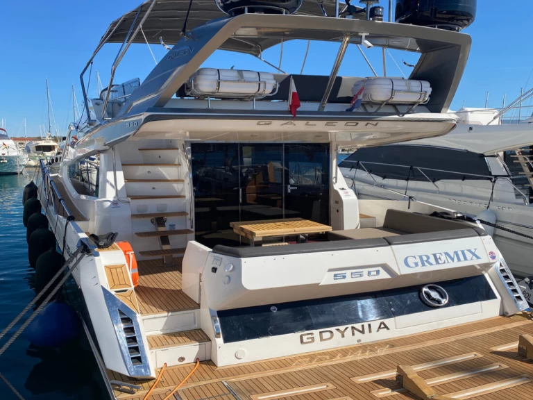 Galeon Galeon 550 Fly da affittare a  Sebenico