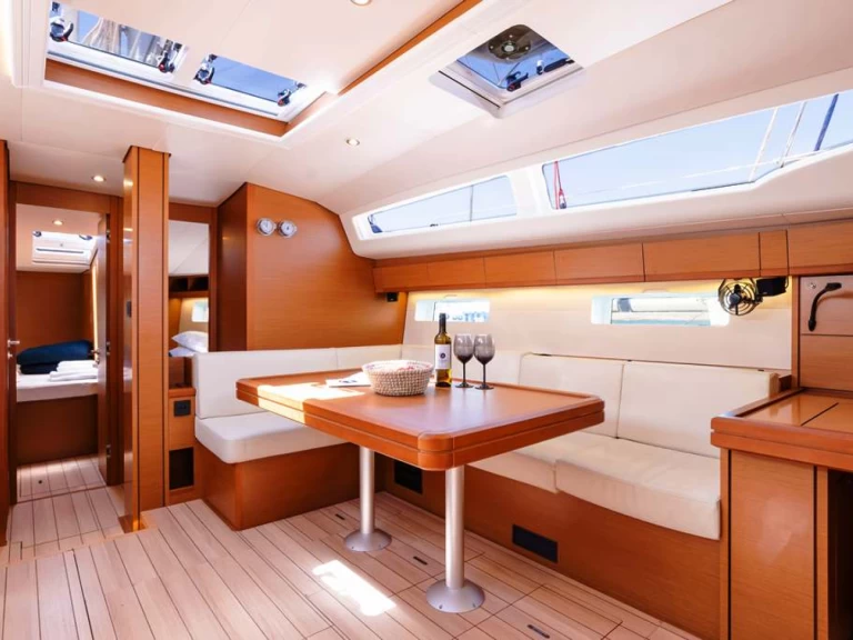 Noleggiare una Jeanneau Jeanneau 54 a Néa Péramos