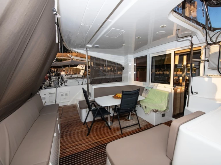 Catamarano a noleggio a Neo Klima al miglior prezzo