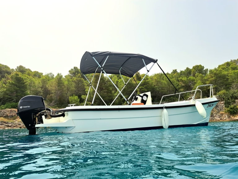 Noleggio Barca a motore a Milna – Betina Open 500
