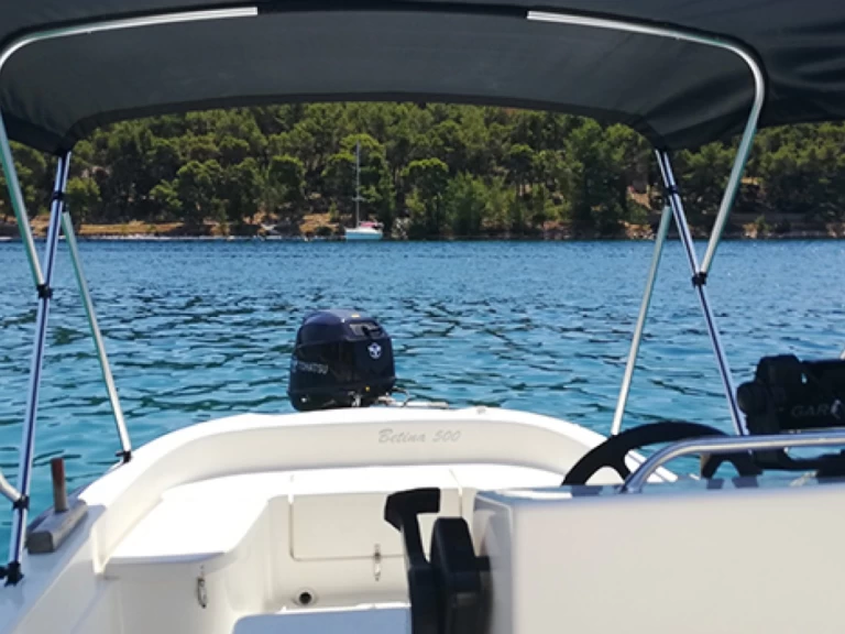 Barca a motore a noleggio a Milna al miglior prezzo