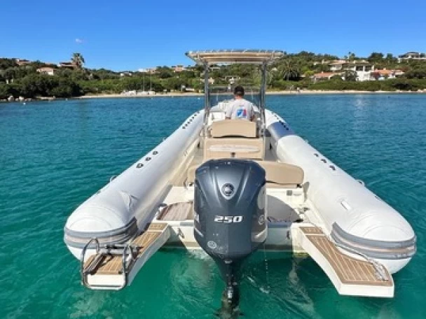 Noleggiare una  Capelli 900 Sun 250 HP a Poltu Quatu