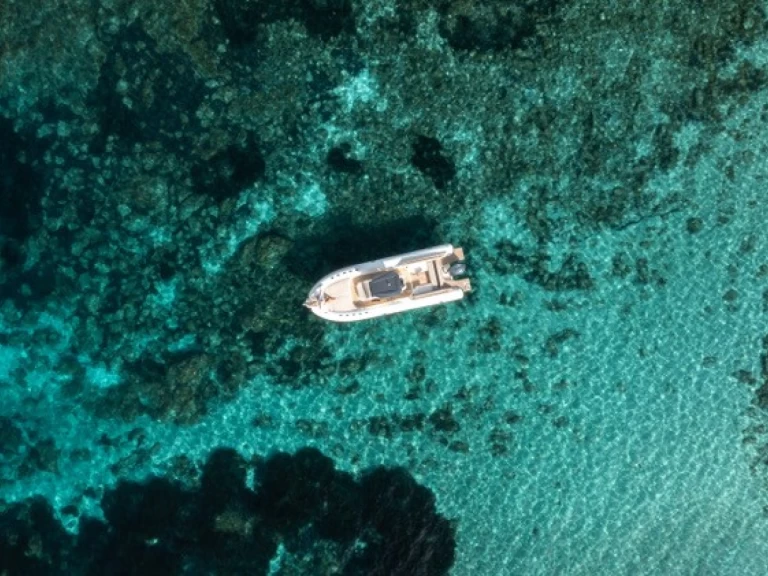 Noleggio barche  Capelli 900 Open 300 HP a Poltu Quatu su Samboat